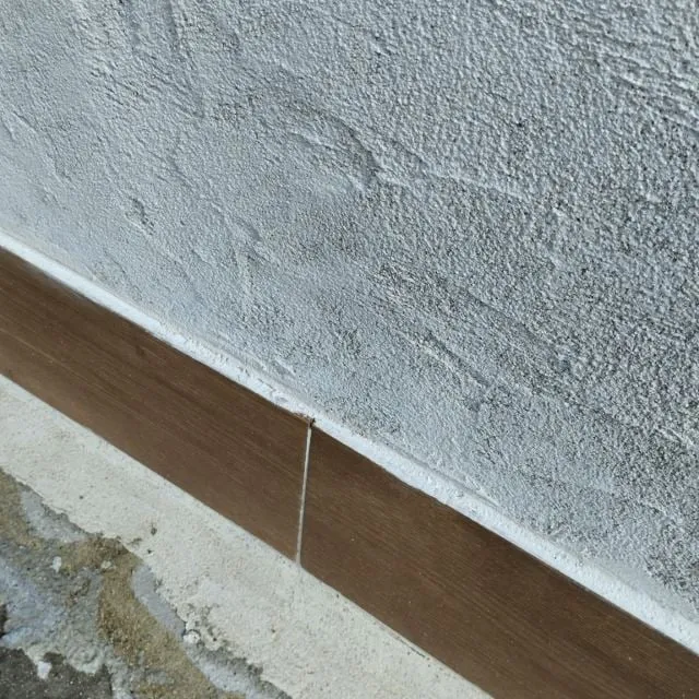 Instalación de cerámica con efecto madera en la pared